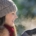 Mujer cuidando la respiración en invierno para mejorar su bienestar
