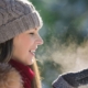 Mujer cuidando la respiración en invierno para mejorar su bienestar
