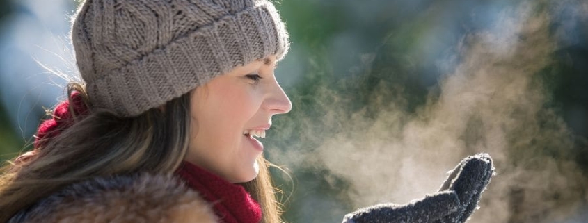 Mujer cuidando la respiración en invierno para mejorar su bienestar
